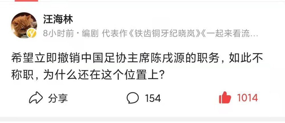 曼城众将围住裁判表达不满，哈兰德向西蒙-胡珀咆哮，面部表情狰狞，十分生气！